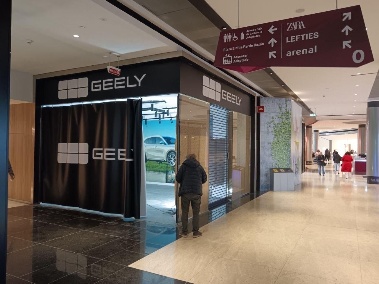 Geely empieza a asomar con sus coches eléctricos e híbridos enchufables: abren sus primeros concesionarios en España