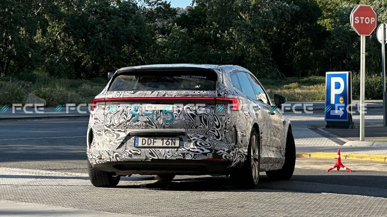 Avistamos en Barcelona el Polestar 4 familiar, que soluciona la ausencia de cristal trasero 2