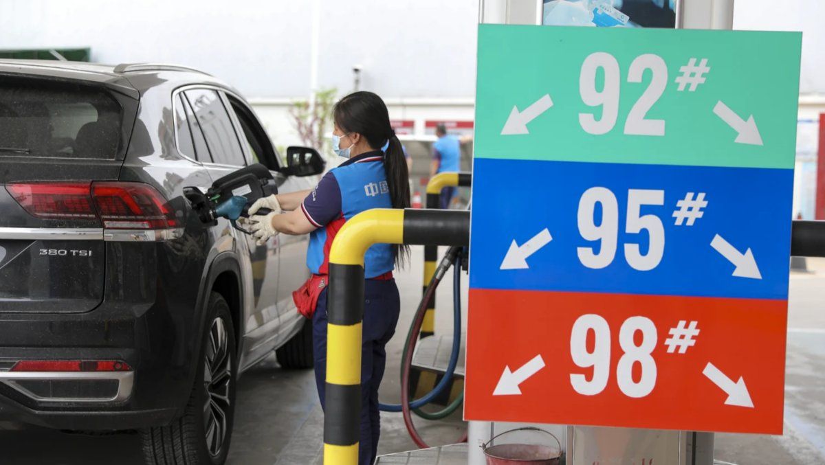 Los coches de gasolina se hunden un 40% en China y los eléctricos alcanzan una cuota récord