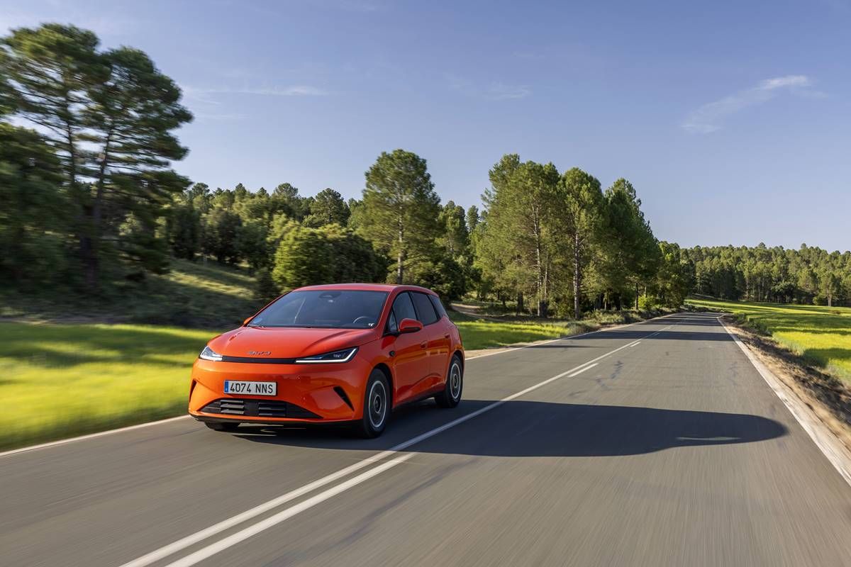 BYD lanza en España el Dolphin G DM-i: hasta 105 km eléctricos desde 28.200 euros