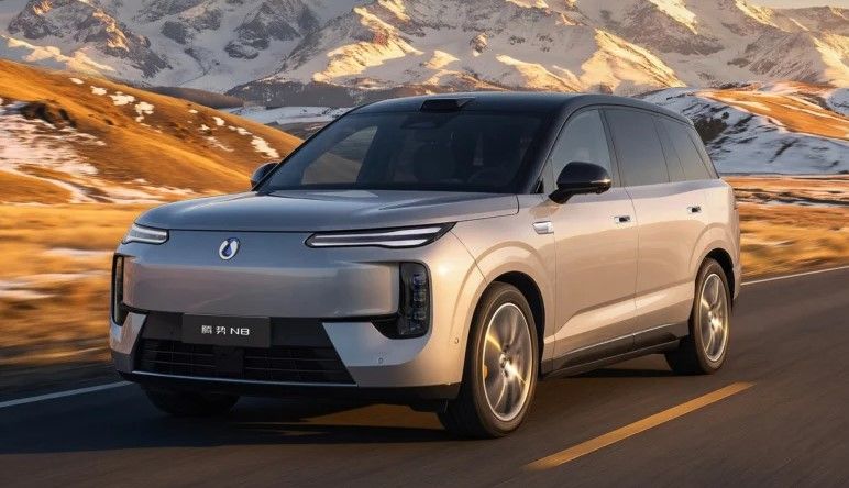 1.193 CV, 130 kWh y más de 1.000 km de autonomía: así es el interior del nuevo Denza N8