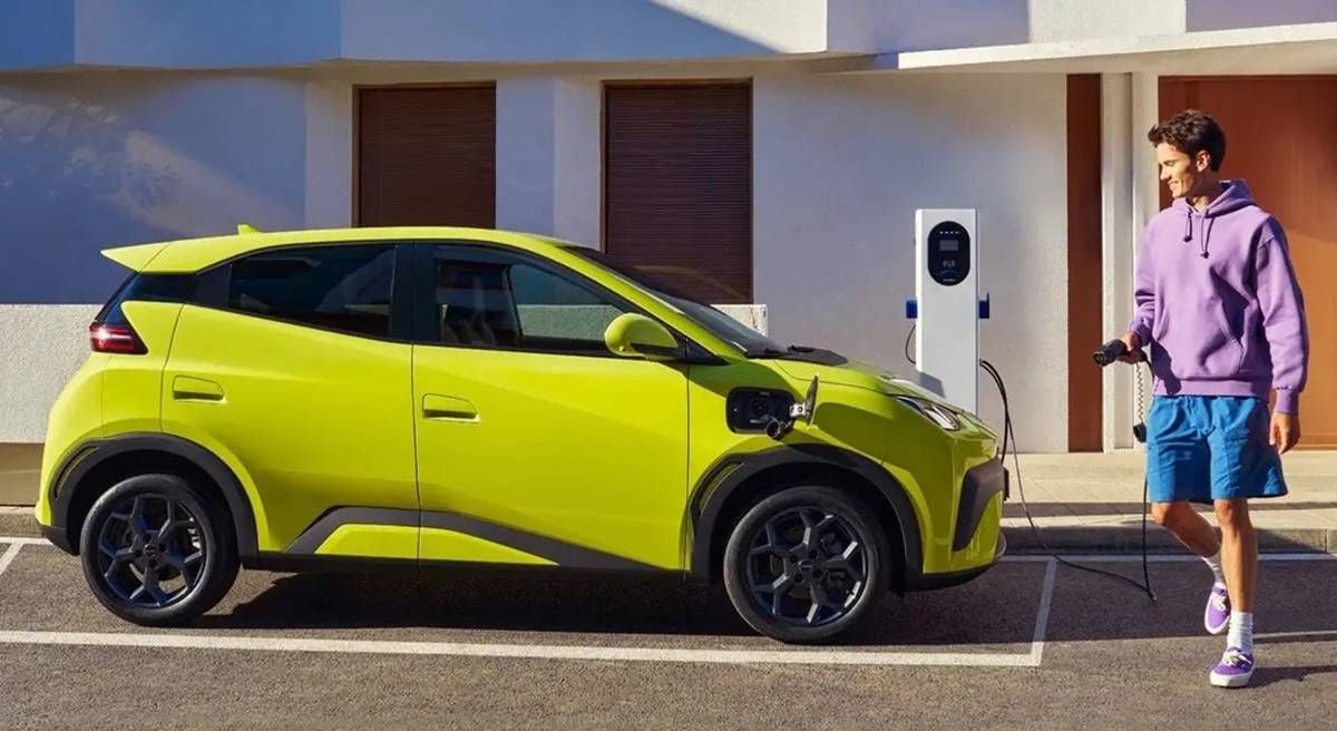 220 km de autonomía desde 12.904 euros: BYD rebaja más de 7.000 euros el Dolphin Surf