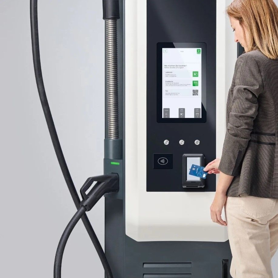 El nuevo cargador de 400 kW de KEBA quiere cambiar la carga rápida con una idea diferente