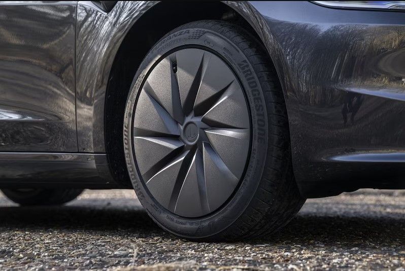 El Tesla Model 3 Standard tiene tapacubos y menos equipamiento…pero sigue siendo un auténtico chollo