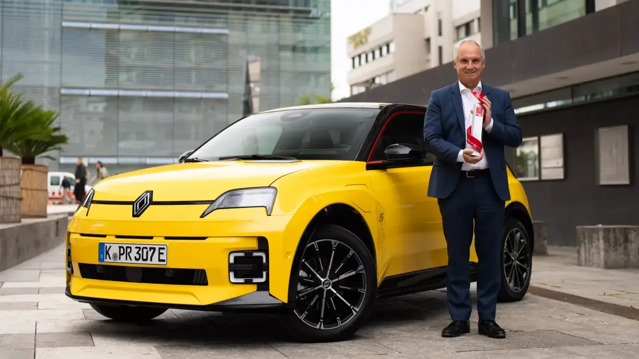 "No hicimos caso a quienes nos pedían hacerlo híbrido". El CEO de Renault defiende que el R5 sea 100% eléctrico