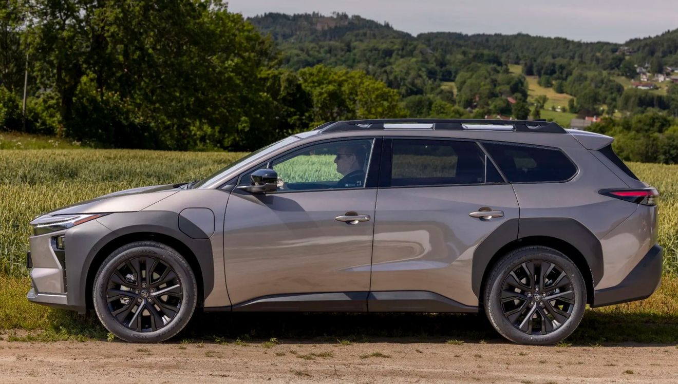 Toyota convierte al bZ4X en el familiar eléctrico que muchos esperaban: 669 litros de maletero y tracción total