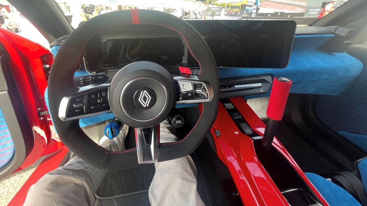 El Renault 5 Turbo 3E conoce a sus futuros propietarios, que lo prueban por primera vez en Spa