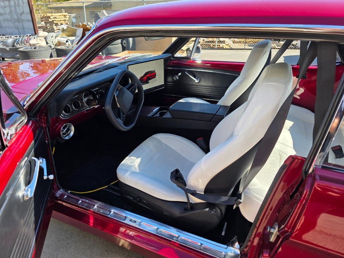 Convierte un clásico americano en eléctrico con piezas de un Tesla, incluyendo la conducción autónoma