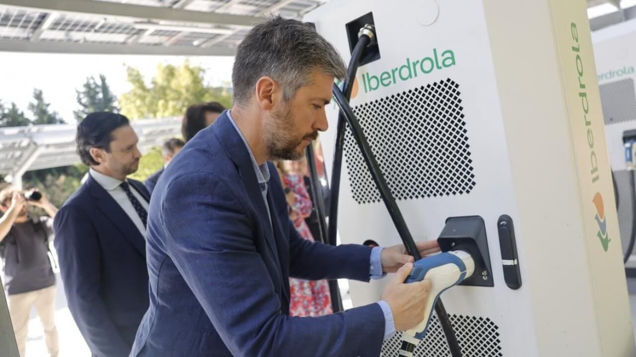 Madrid inaugura una enorme electrolinera con 47 puntos de carga, más de la mitad de ellos rápidos y ultrarrápidos