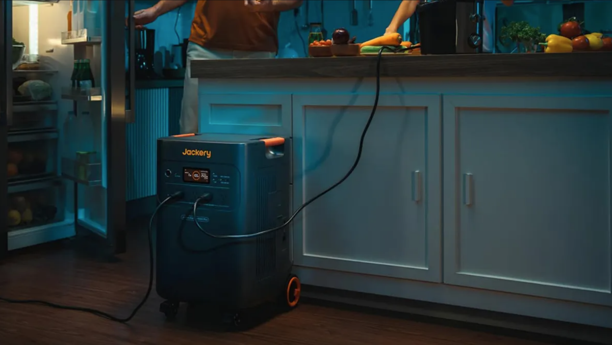 Esta batería portátil llega a los 5 kWh y con dos paneles solares de 500W