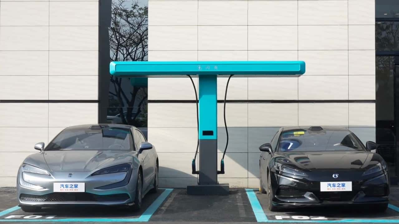 "El Flash Charging es como una gasolinera". BYD promete una mayor garantía en sus baterías capaces de cargarse en 9 minutos