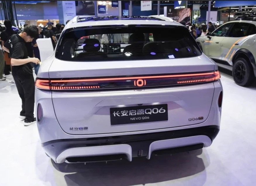 700 km de autonomía, carga rápida en 9 minutos y un precio de unos 19.000 euros: este SUV de Changan quiere arrasar