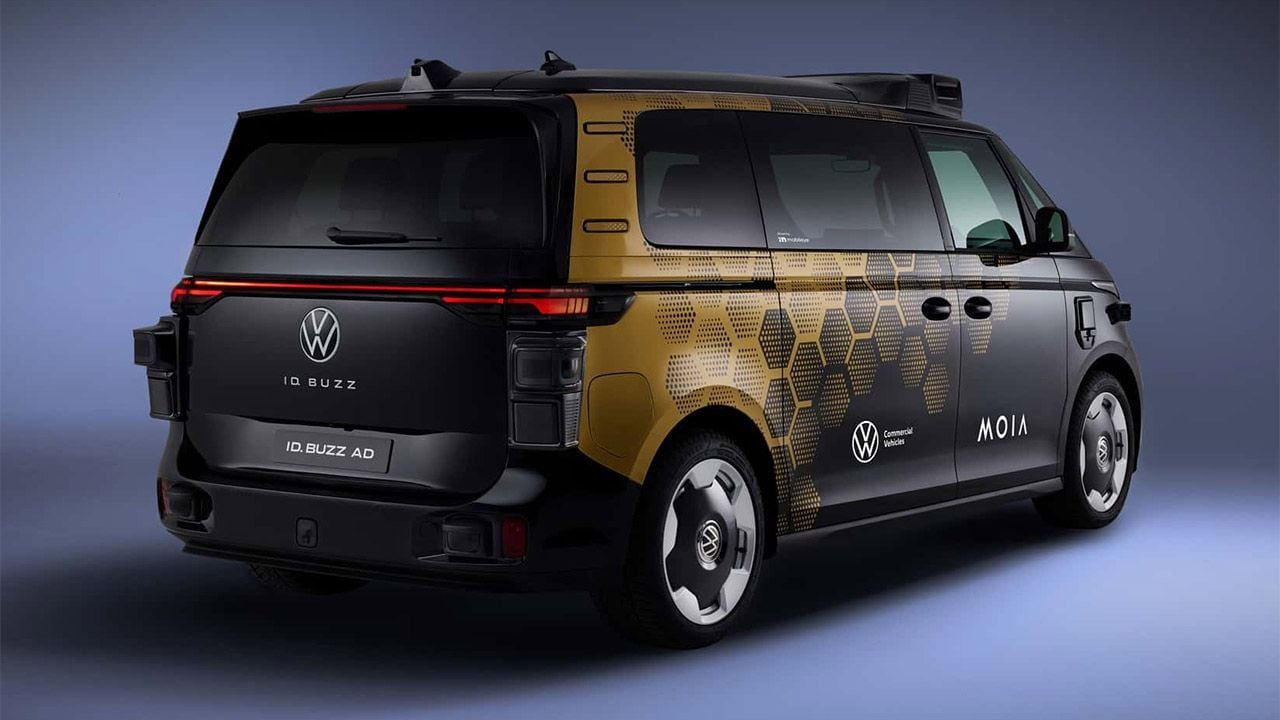 El último "manotazo" de Volkswagen a Elon Musk, el ID. Buzz autónomo está casi listo para salir a la venta