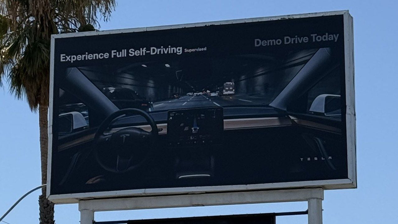 La última valla publicitaria de Tesla vuelve a dejar en evidencia la estrategia “engañosa” con la tecnología FSD