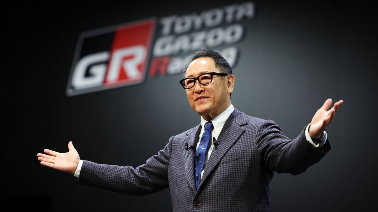 "Mi mayor temor es que todos se pasen a los eléctricos". El presidente de Toyota se siente solo en su defensa del motor de combustión