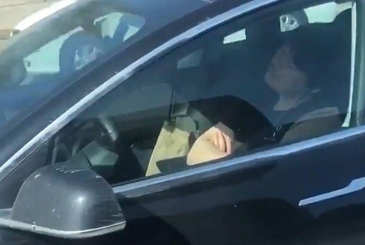 43 vídeos muestran a conductores de Tesla dormidos al volante: las autoridades ya piden explicaciones
