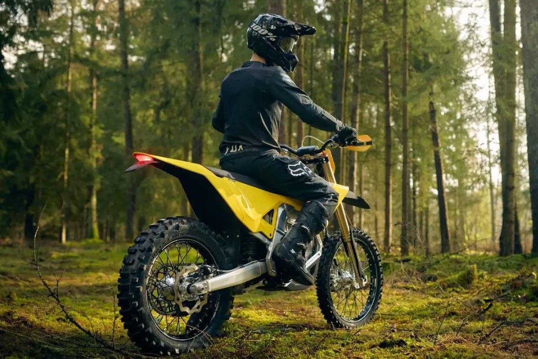 70 caballos y batería intercambiable: la moto eléctrica de enduro que quiere revolucionar el sector