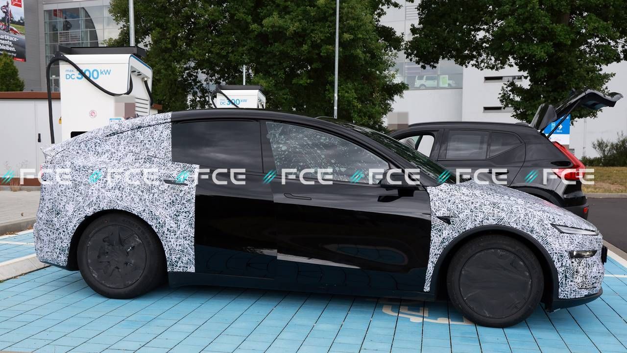 El Tesla Model Y de seis plazas ya rueda por Europa