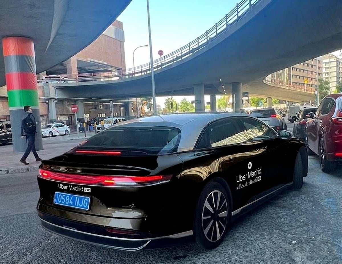 Uber lanzará el primer servicio comercial de taxis autónomos de España en Madrid con el Lucid Air