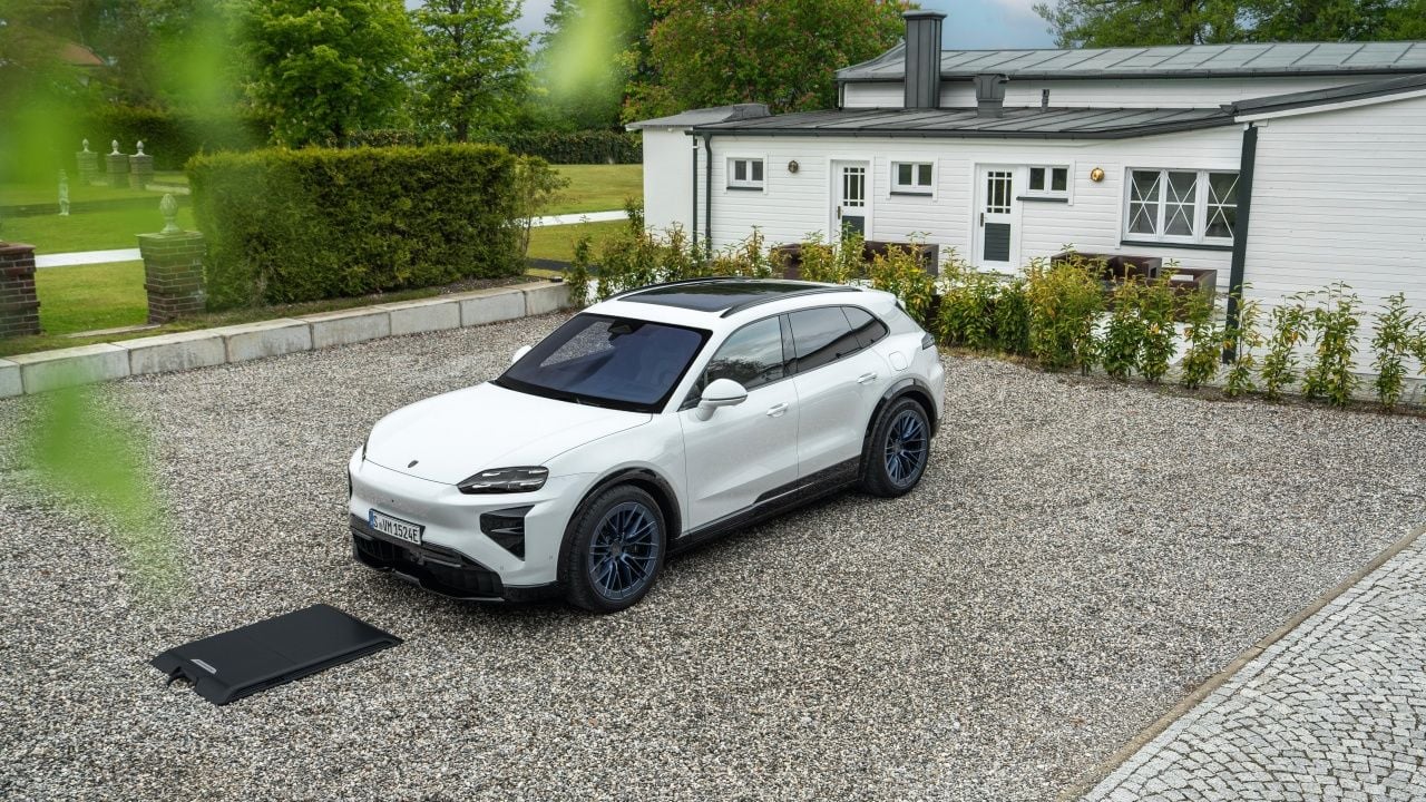 El Porsche Cayenne eléctrico ahora puede cargarse sin cables: llega la carga inalámbrica doméstica