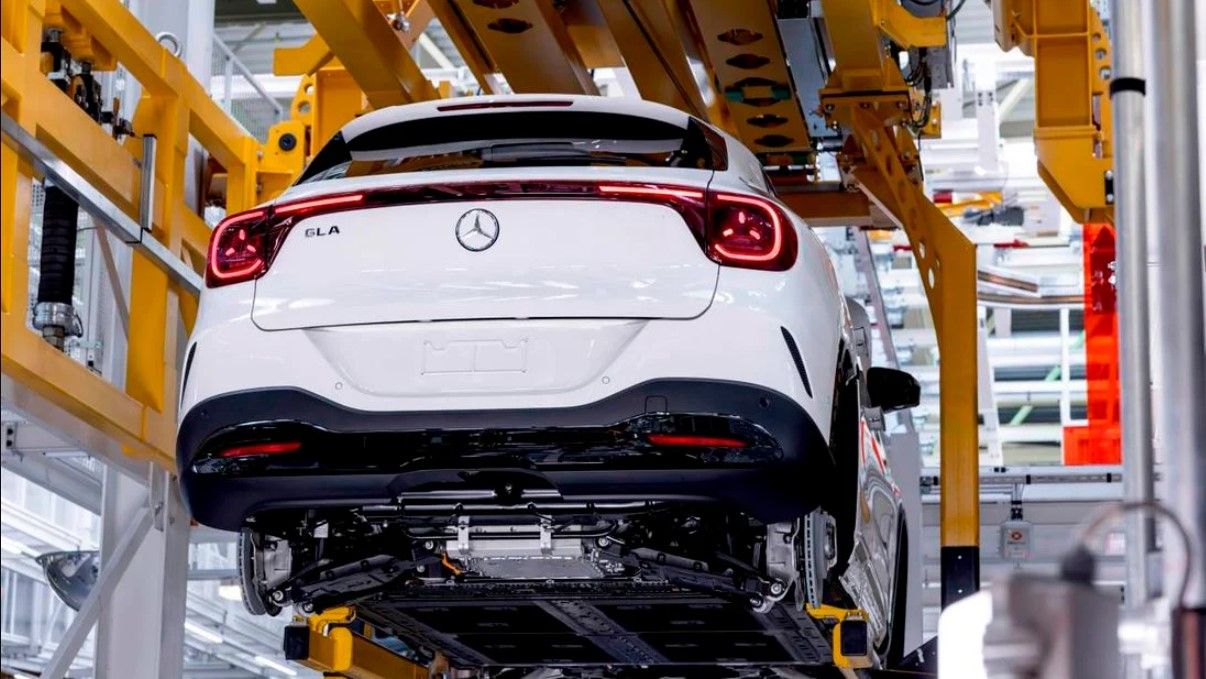 Mercedes ya fabrica su nuevo GLA eléctrico: 700 km de autonomía y carga de 320 kW