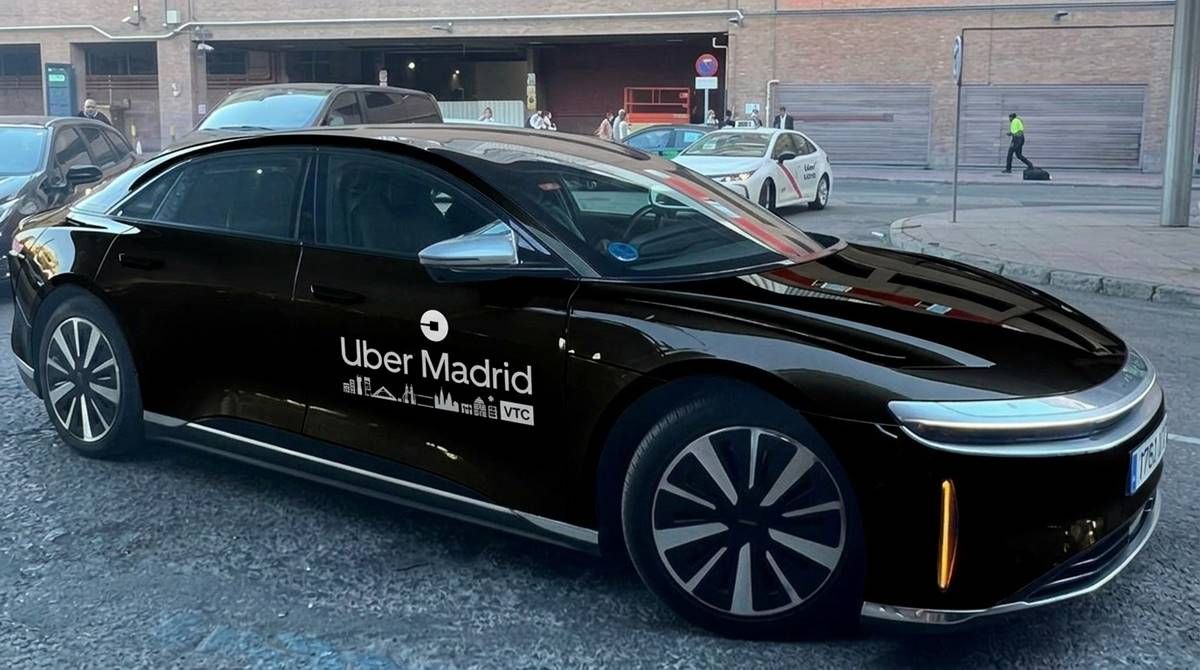 Uber lanzará este mes el primer servicio comercial de taxis autónomos de España en Madrid con el Lucid Air
