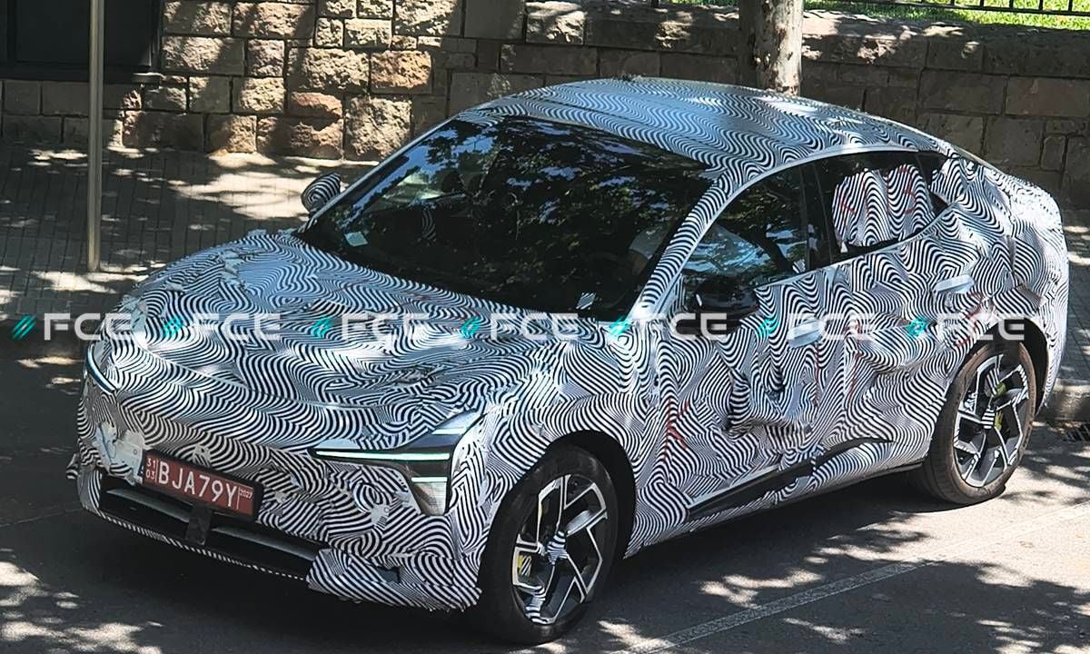 XPeng ya prueba en España su berlina eléctrica low cost MONA M03