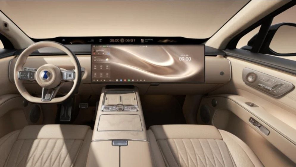 1.193 CV, 130 kWh y más de 1.000 km de autonomía: así es el interior del nuevo Denza N8