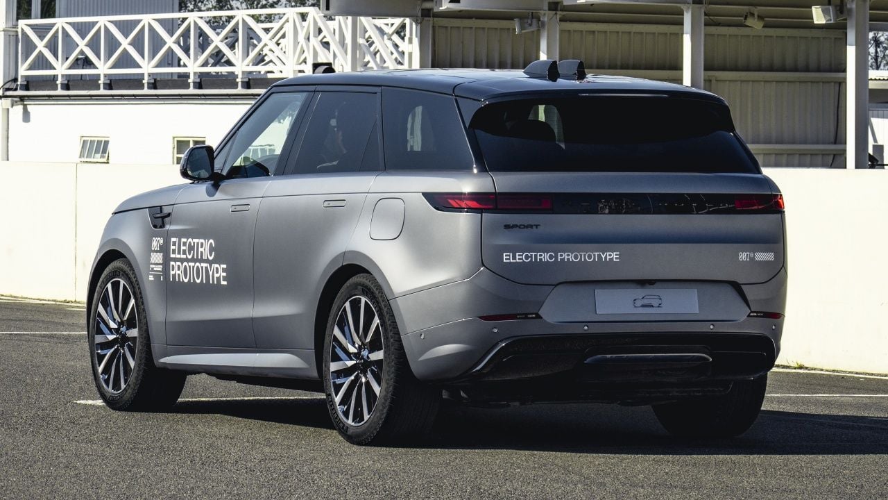 El Range Rover Sport recibe una versión eléctrica: llega un nuevo rival para el Porsche Cayenne Electric