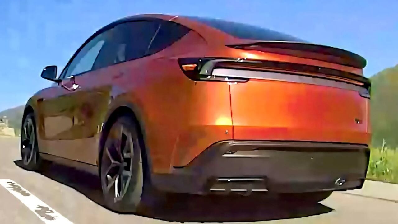 El nuevo Tesla Model Y Performance, pillado sin camuflaje durante sus pruebas en los Alpes
