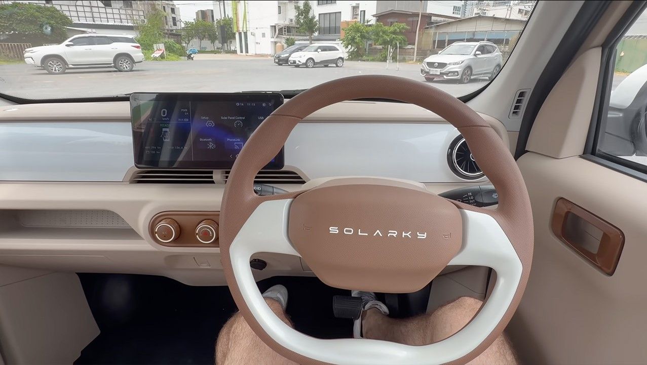 El coche solar de 7.000 euros que se recarga mientras está aparcado: hasta 55 km gratis al día