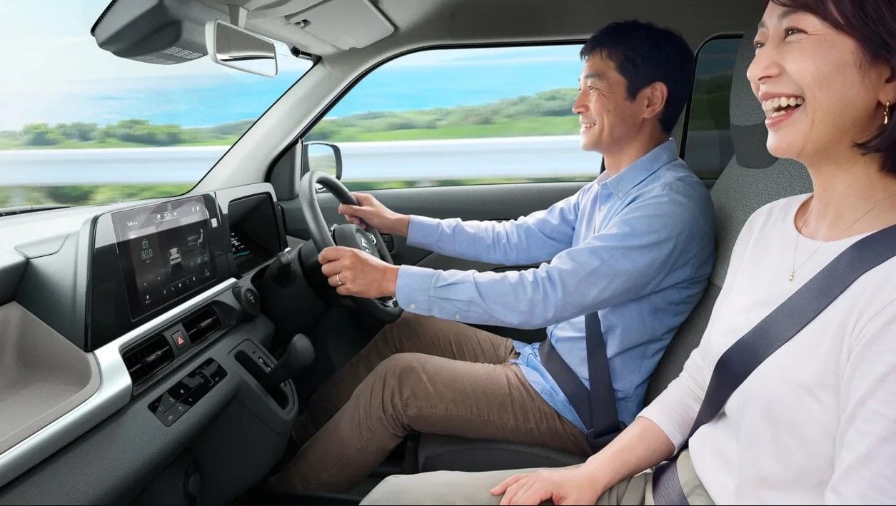 Solo mide 3,40 metros, pesa poco más de 1 tonelada y tendrá 310 km de autonomía: así es el Suzuki eSky