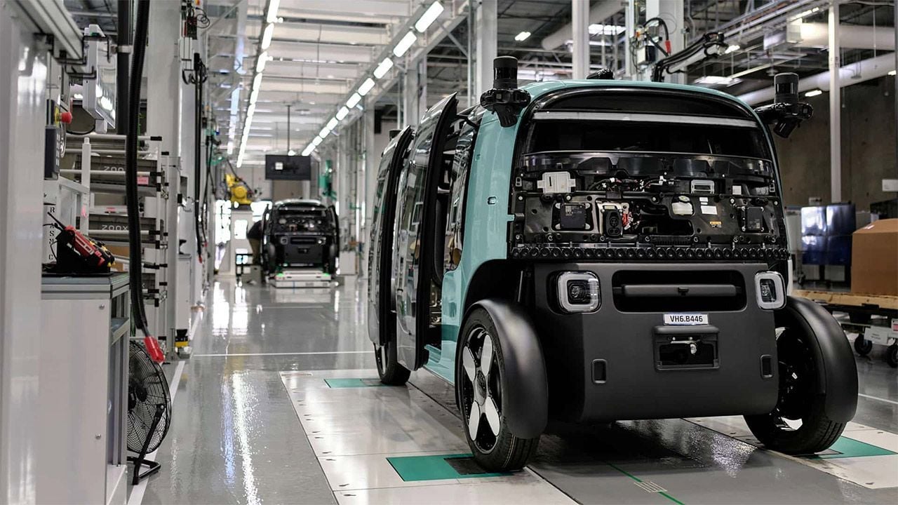 Ya están aquí (casi) los coches autónomos, así es la primera fábrica de Amazon que construye robotaxis