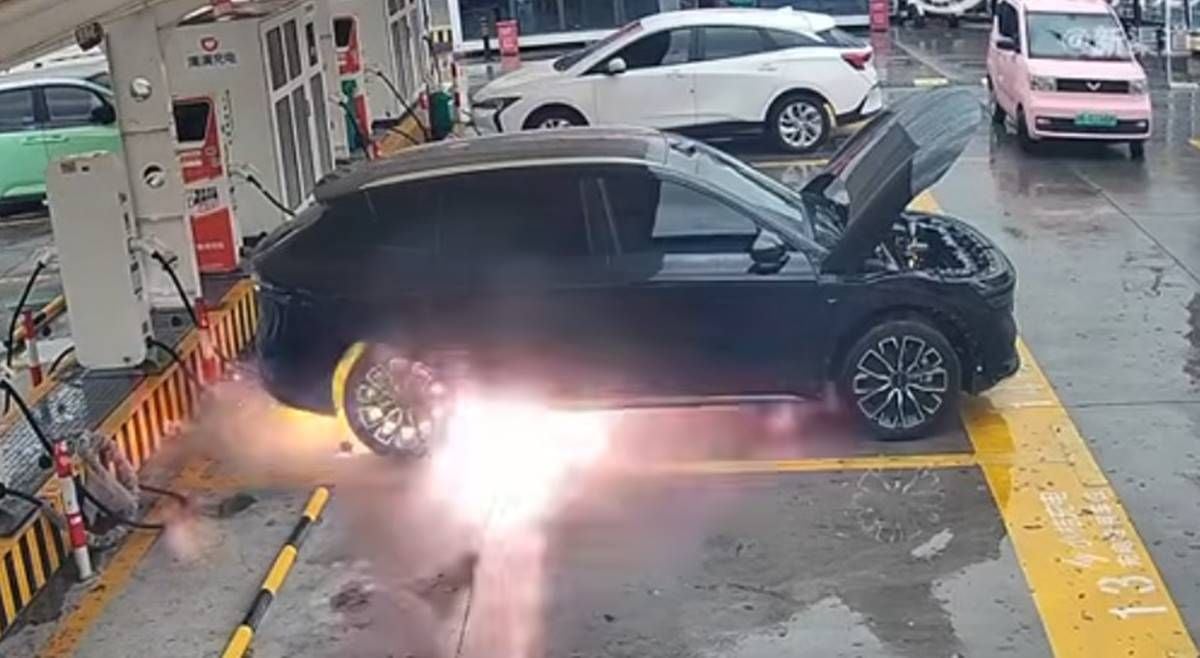 Un Zeekr 7X arde junto a un cargador, pero no estaba cargando: la marca lo explica pero deja muchas preguntas
