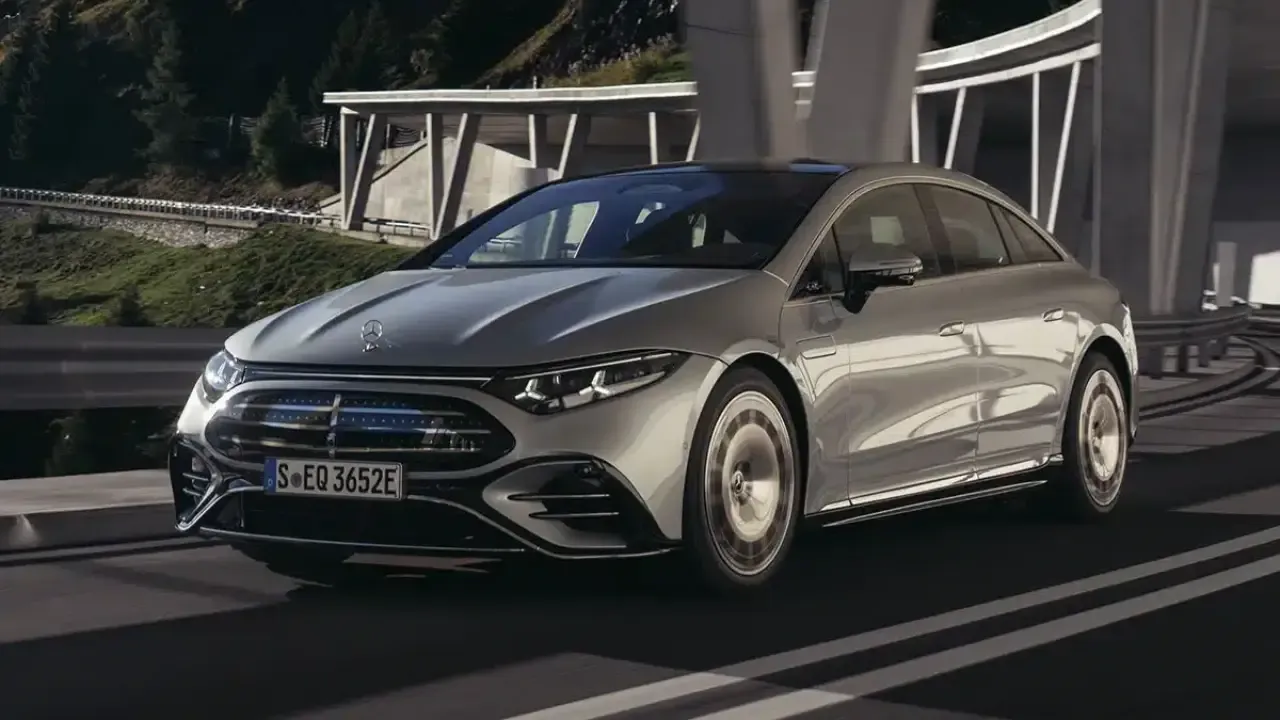 Olvídate de los eléctricos chinos: el Mercedes EQS tiene 926 km de autonomía y acaba de estrenar una dirección sin conexión física con las ruedas