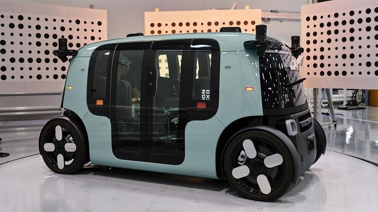 Ya están (casi) aquí los coches autónomos, así es la primera fábrica de Amazon que construye robotaxis