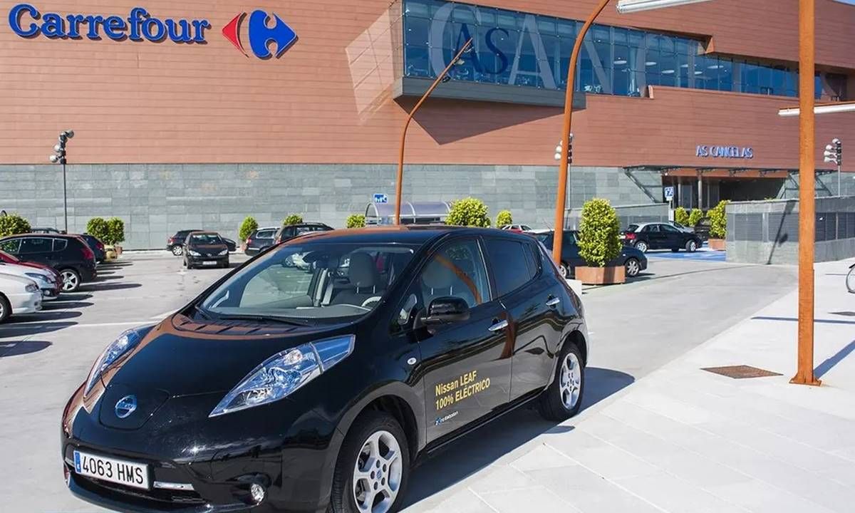 Carrefour prohíbe aparcar coches eléctricos en 40 supermercados: este es el motivo