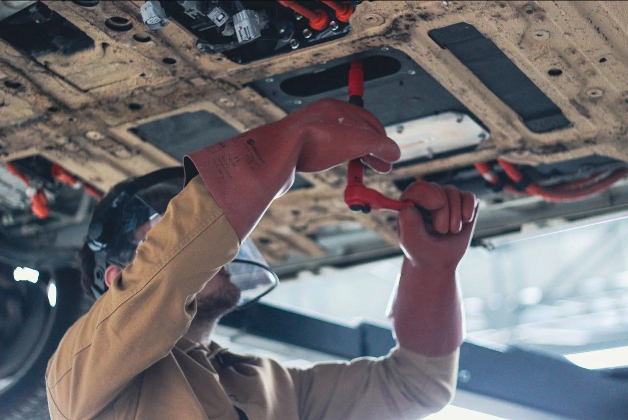 Reparar un coche eléctrico fuera del concesionario ya es posible: esta red de talleres no para de crecer