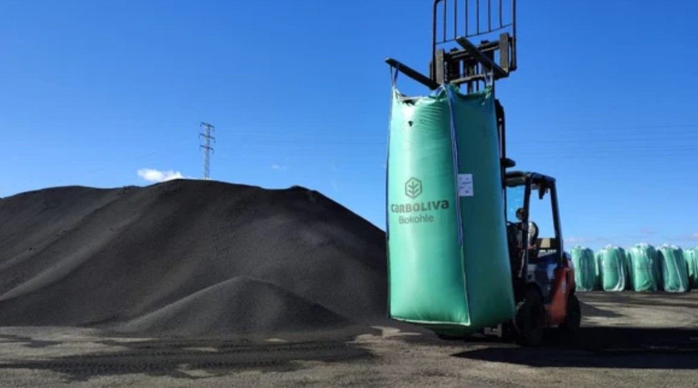 Barcelona prueba un asfalto con huesos de aceituna capaz de almacenar CO2 bajo las carreteras