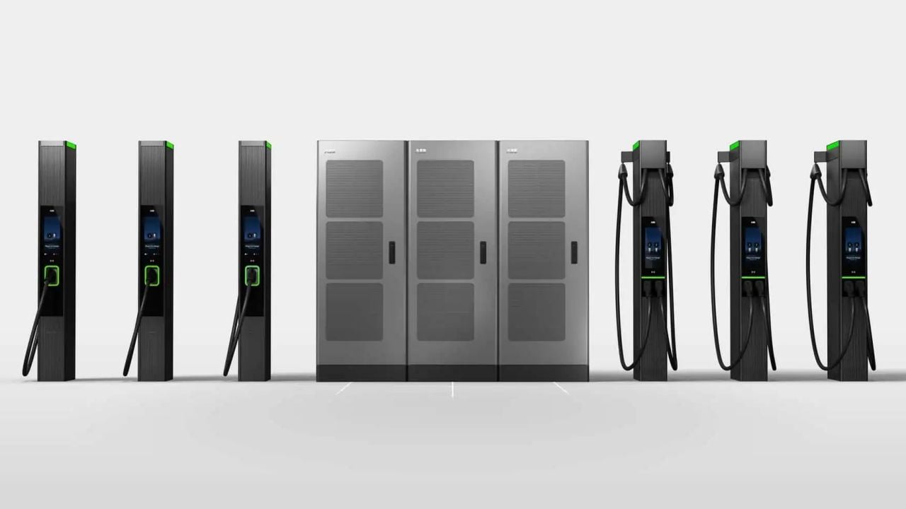 Hasta 1,2 MW y 625 kW/km2, el nuevo cargador de ABB que hace frente a Tesla y BYD