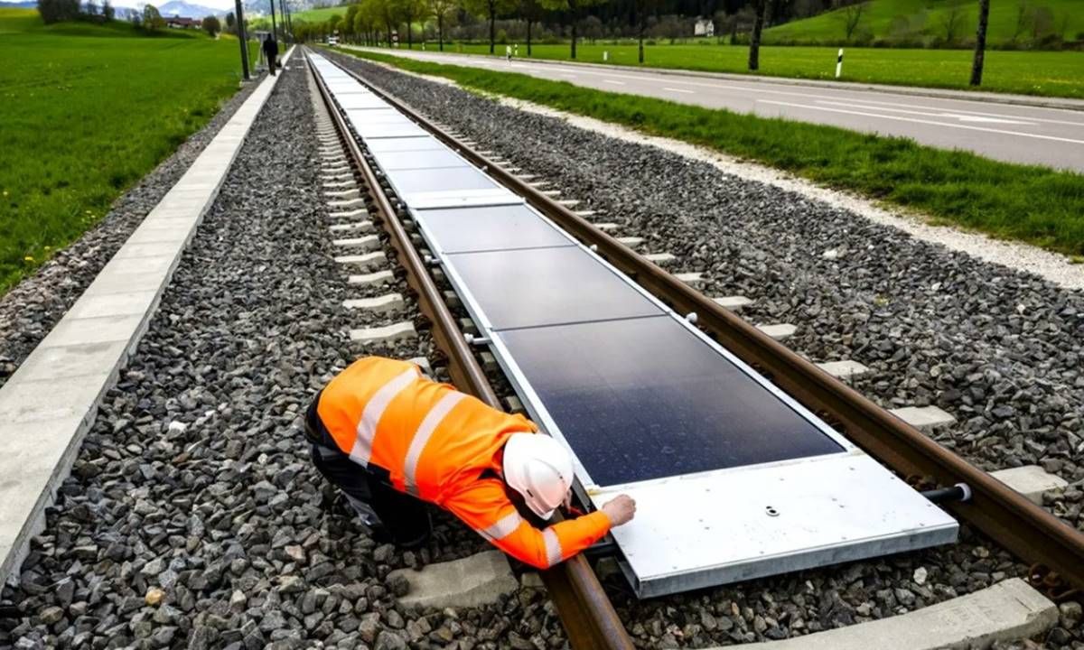Paneles solares entre las vías: el experimento que quiere electrificar el ferrocarril desde abajo
