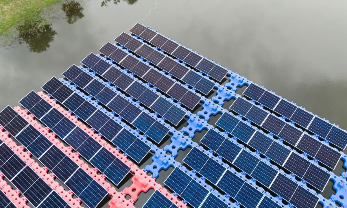 Un innovador sistema solar flotante genera energía incluso bajo temperaturas de congelación