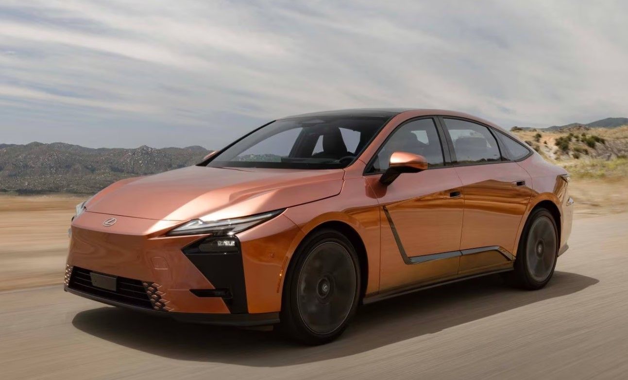 El Lexus ES500e se enfrenta al Volvo ES90: dos grandes berlinas eléctricas con una clara diferencia
