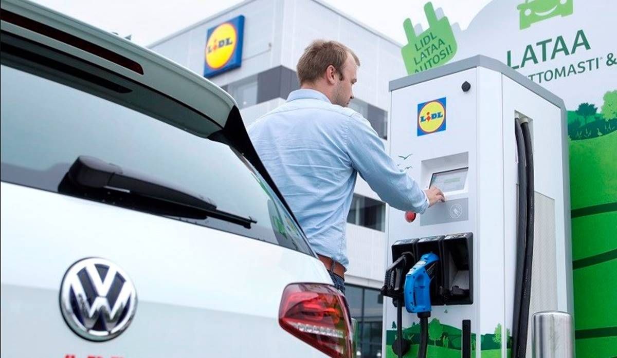 Mientras los combustibles se disparan, Lidl rompe el mercado con carga a 18 céntimos el kWh
