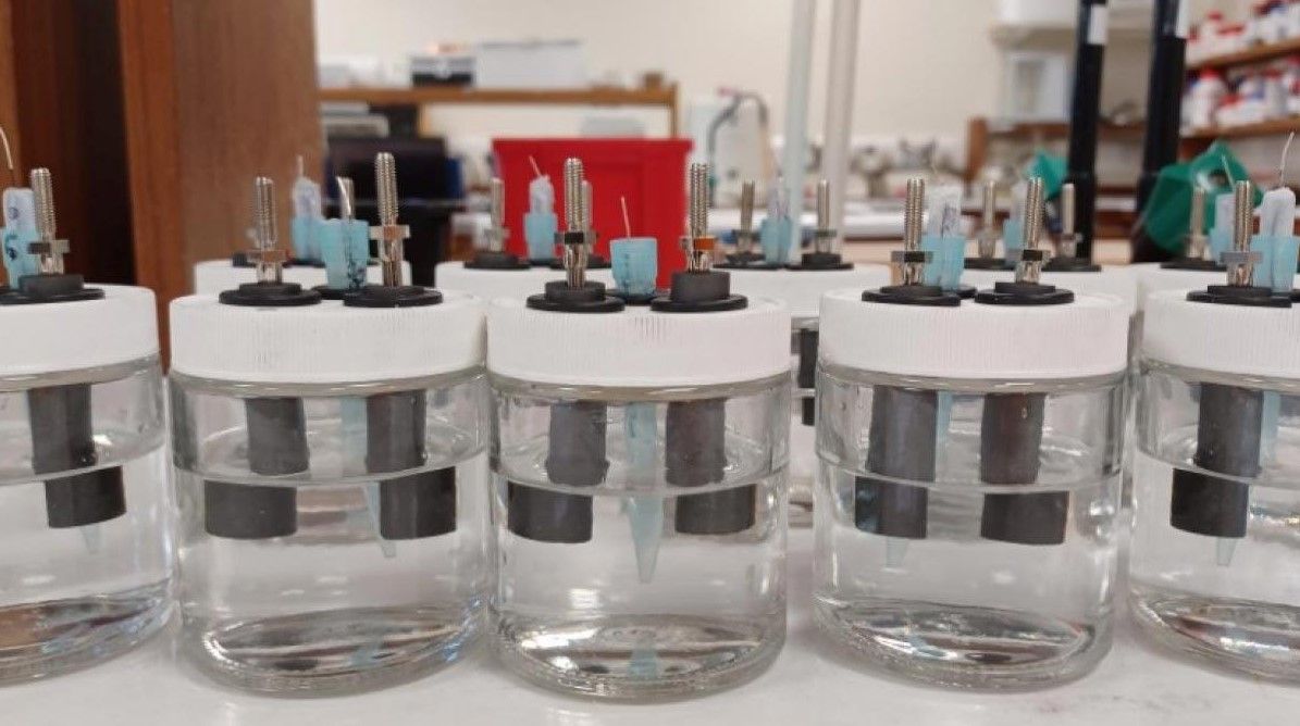 El curioso descubrimiento que mejora las baterías de sodio: no hay que quitarles el agua