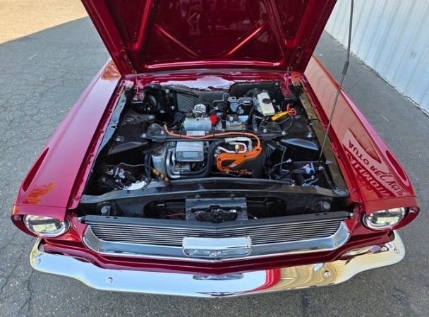 Convierte un clásico americano en eléctrico con piezas de un Tesla, incluyendo la conducción autónoma