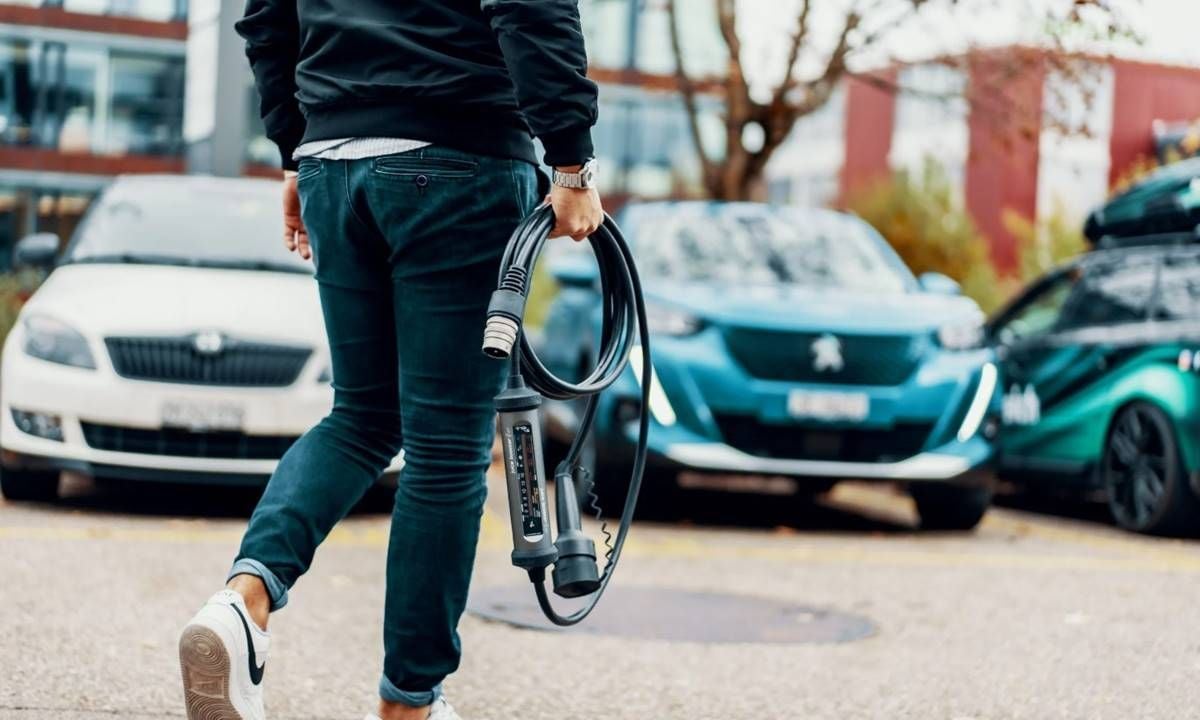 Si te vas de vacaciones con tu coche eléctrico, necesitas un "wallbox" portátil