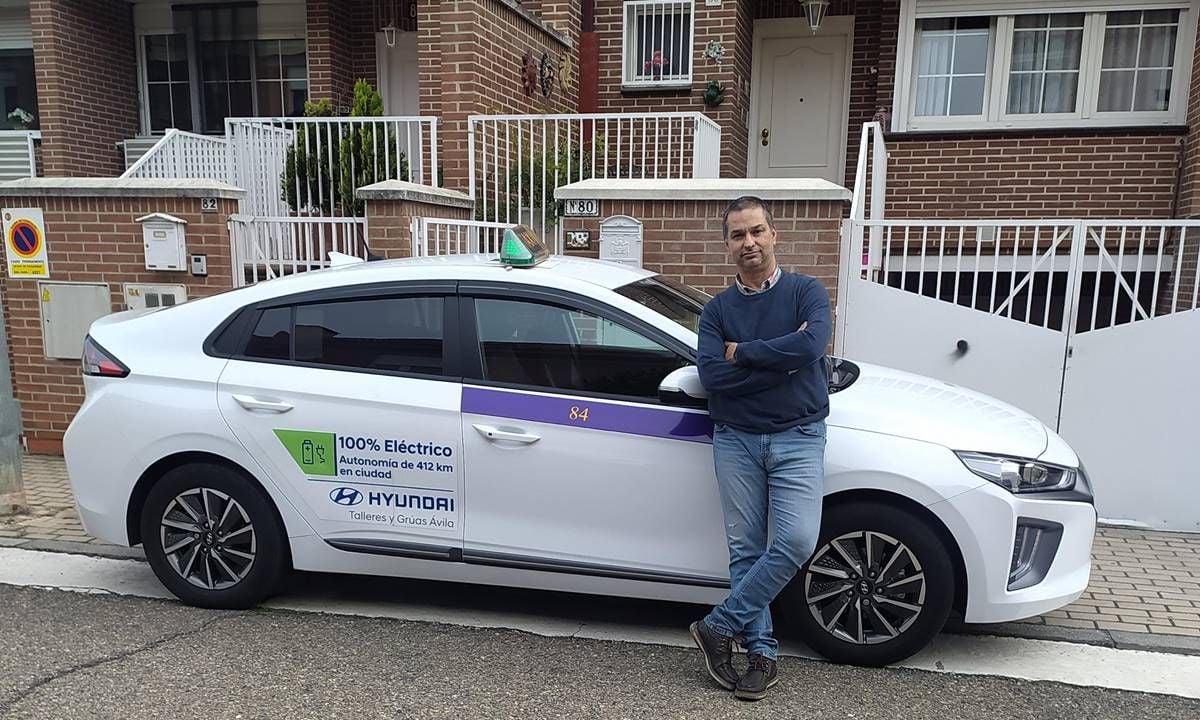 Roberto, el primer taxista eléctrico de España, ya lleva 440.000 km con la batería original de su Hyundai IONIQ