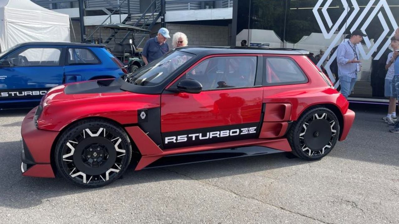 El Renault 5 Turbo 3E conoce a sus futuros propietarios, que lo prueban por primera vez en Spa