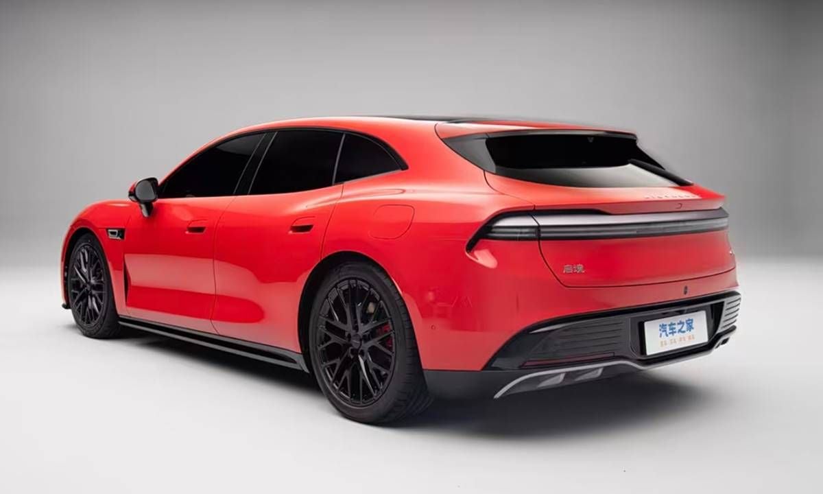 ¿Un Porsche Taycan del Temu? Huawei lanza una berlina con hasta 900 km de autonomía y cargado de tecnología hasta los dientes